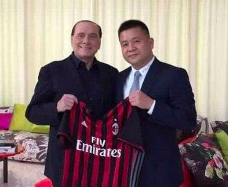 范德贝克在2020年以3900万欧元的转会费从阿贾克斯加盟曼联，然而，他在老特拉福德未能立足，仅出场62次，打入2球，助攻2次。